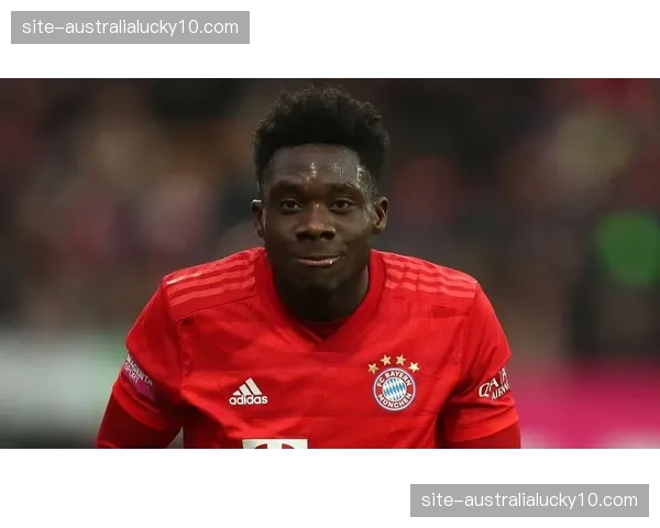 拜仁阿方索戴维斯替补待命 边后卫轮换策略为欧冠留力